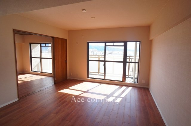 【居間・リビング】 | ファミールハイツ八尾A棟 | 【LDK：約16.8帖】続き間の洋室を開放してリビングの拡張ができます♪