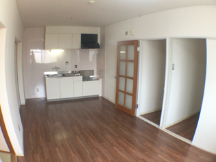 床が落ち着いた色合いで綺麗です！