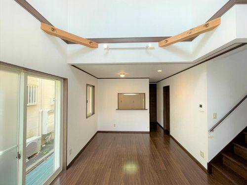 【居間・リビング】 | 【仲介手数料０円】藤沢市鵠沼海岸5丁目　中古一戸建て | 藤沢市鵠沼海岸5丁目　中古一戸建て