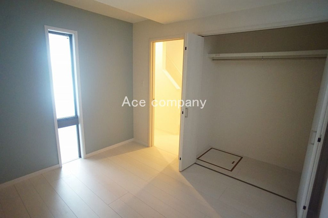 【子供部屋】 | 八尾市荘内町1丁目 | 【1階：洋室4.5帖】クローゼット完備です♪クローゼットの中に床下収納付きです♪