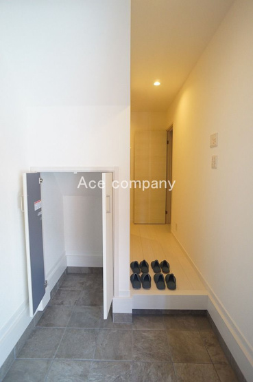 【玄関】 | 八尾市荘内町1丁目 | 玄関は電子キーシステムで解施錠です☆階段下収納あります♪