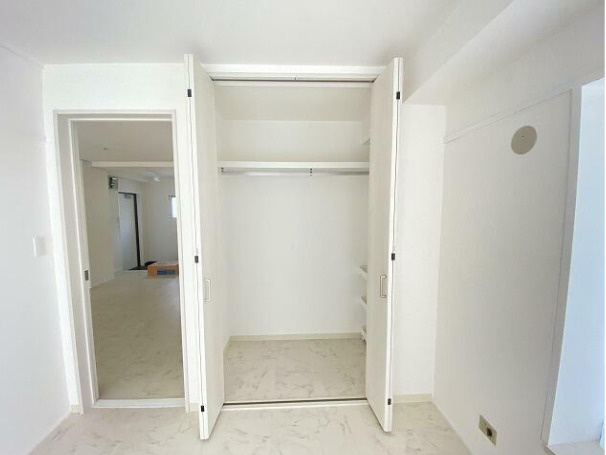 東山マンション　二面採光　広々リビング　南西向きの収納