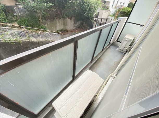 東山マンション　二面採光　広々リビング　南西向きのバルコニー