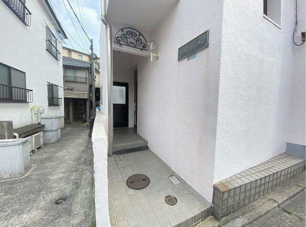 東山マンション　二面採光　広々リビング　南西向きのエントランス