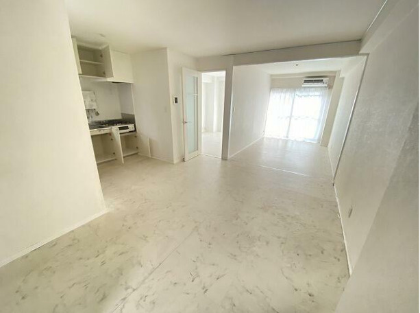 東山マンション　二面採光　広々リビング　南西向きの居間・リビング