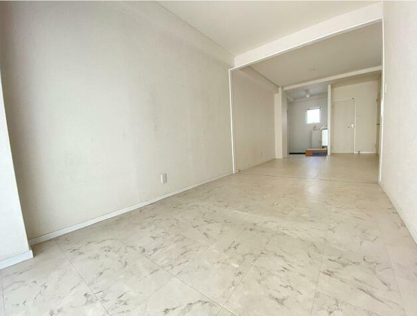 東山マンション　二面採光　広々リビング　南西向きの内装