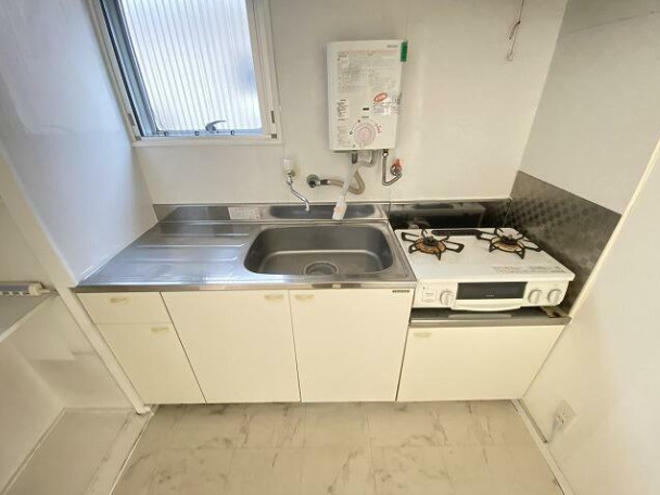 東山マンション　二面採光　広々リビング　南西向きのキッチン