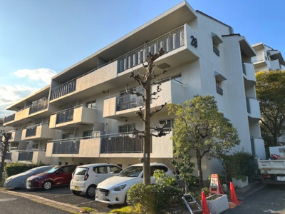 【外観】 | 千里緑丘住宅28号棟 | 全棟総戸数456戸のビッグコミュニティ！スーパーやコンビニなどの生活利便施設が徒歩圏内に揃ったエリアです。