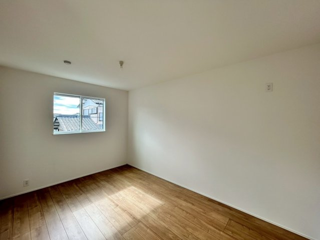 【寝室】 | 我孫子市青山台2丁目第1期　新築戸建　1号棟 | バルコニーに面していて、たっぷり光りの入る明るい主寝室です！