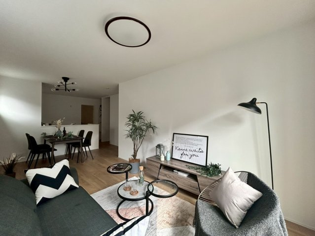 【居間・リビング】 | 我孫子市青山台2丁目第1期　新築戸建　1号棟 | リビングの窓からはあたたかな日差しが差し込みます(*'▽')