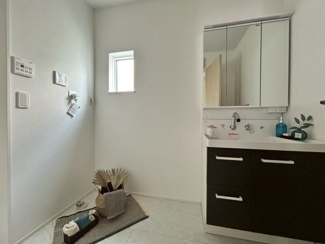 【独立洗面台】 | 我孫子市青山台2丁目第1期　新築戸建　1号棟 | 三面鏡の大きな鏡は憧れます(^^♪
鏡の後ろは収納となっていて、細かいものでも収納できるのでスッキリと整理できます！