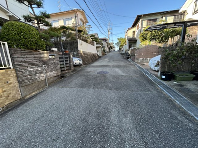 【前面道路含む現地写真】 | 宝塚市月見山１丁目売土地（古家付） | 前面道路含む現地写真です
