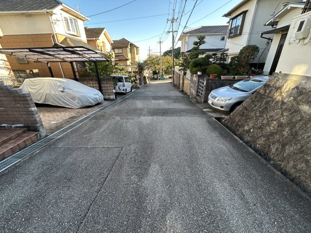 【前面道路含む現地写真】 | 宝塚市月見山１丁目売土地（古家付） | 前面道路含む現地写真です