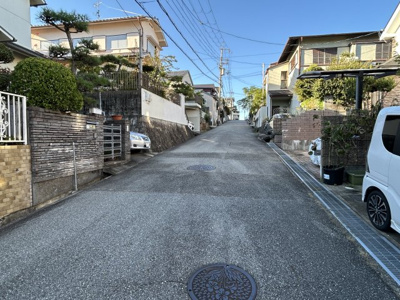 【前面道路含む現地写真】 | 宝塚市月見山１丁目売土地（古家付） | 前面道路含む現地写真です