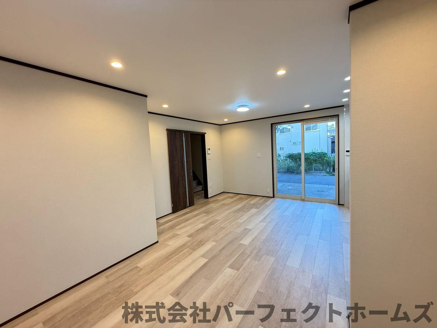 伊加賀西町戸建の居間・リビング