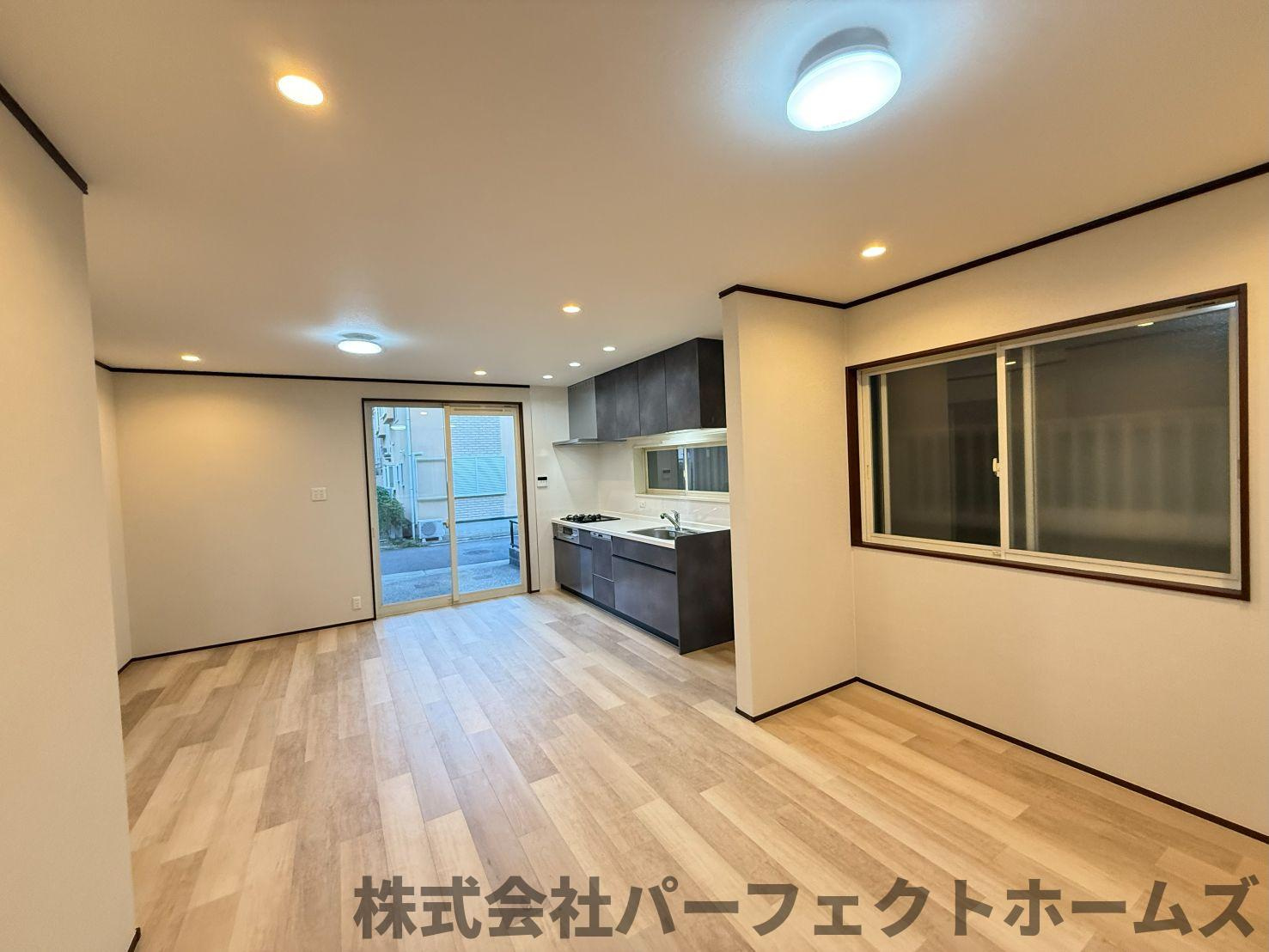 伊加賀西町戸建の居間・リビング