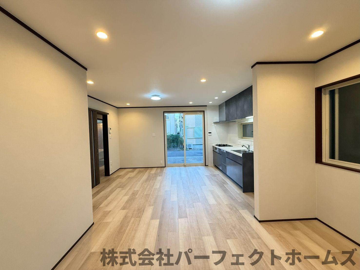 伊加賀西町戸建の居間・リビング