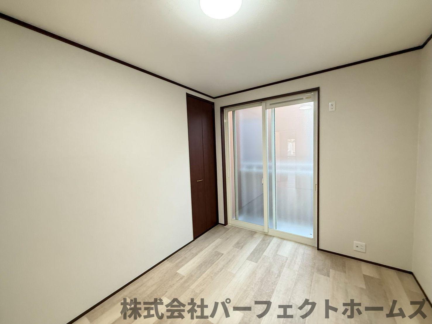伊加賀西町戸建の洋室|使い勝手のいい洋室です
