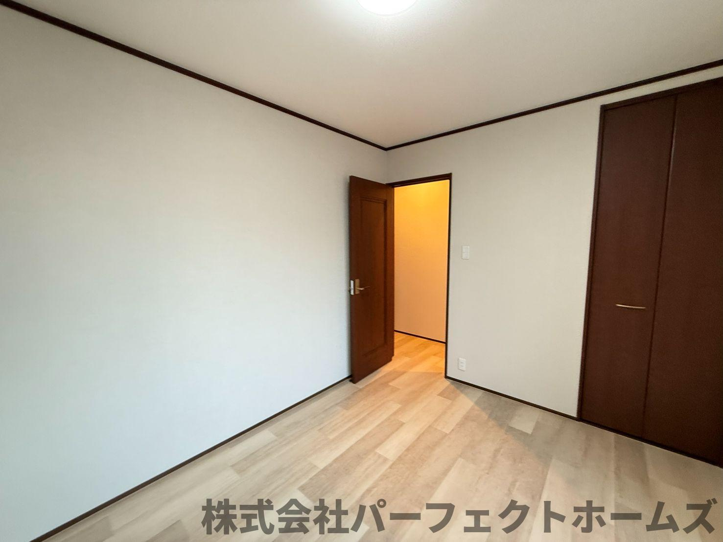 伊加賀西町戸建の洋室|落ち着いた色調の洋室です