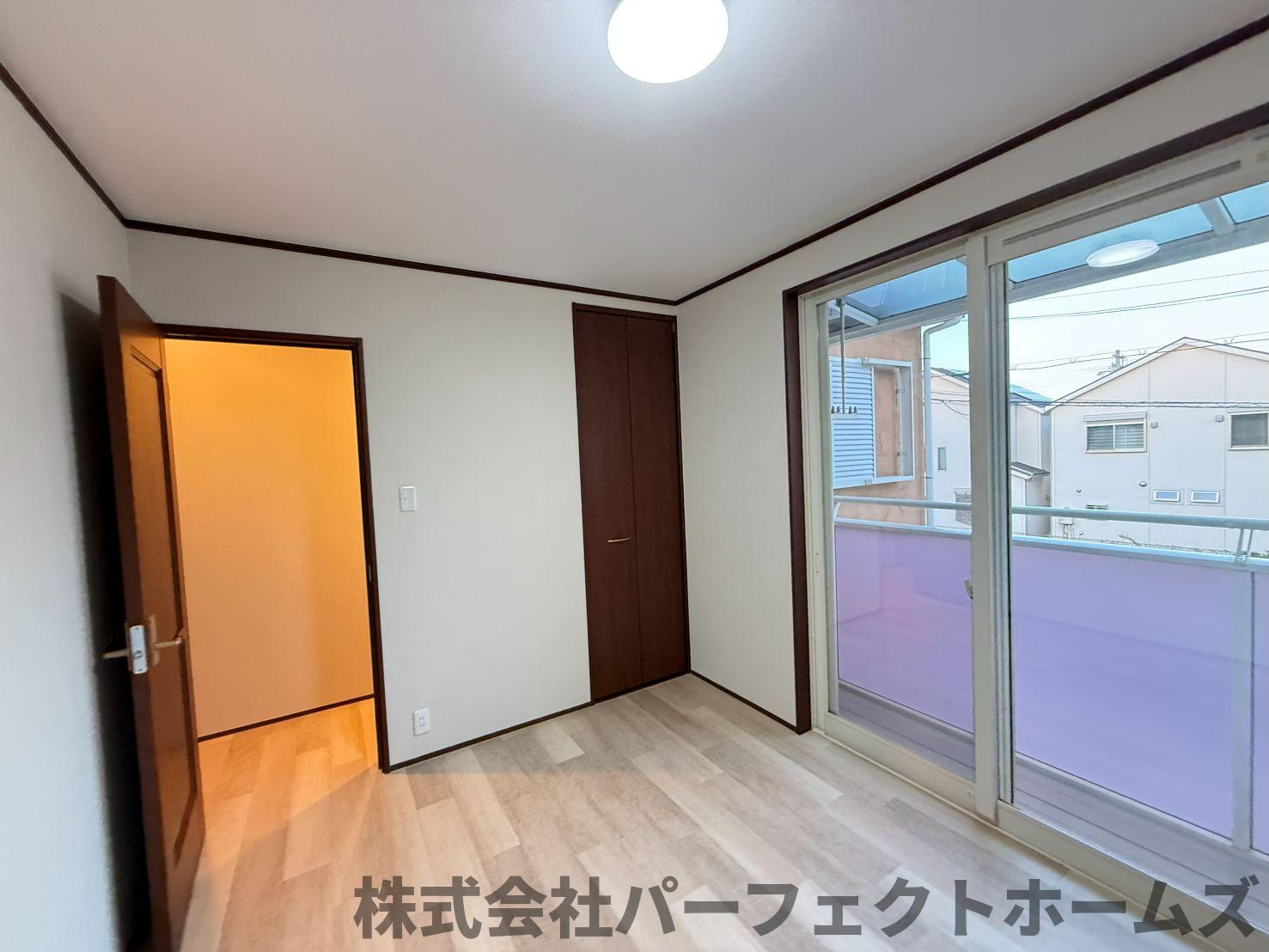 伊加賀西町戸建の洋室|落ち着いた色調の洋室です