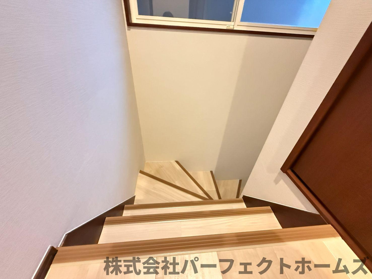 伊加賀西町戸建の内装|明るい色調の室内です