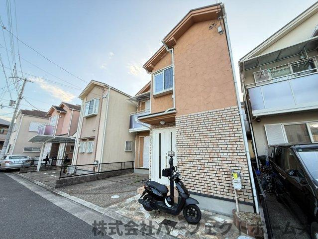 伊加賀西町戸建の前面道路含む現地写真|前面道路含む現地写真です