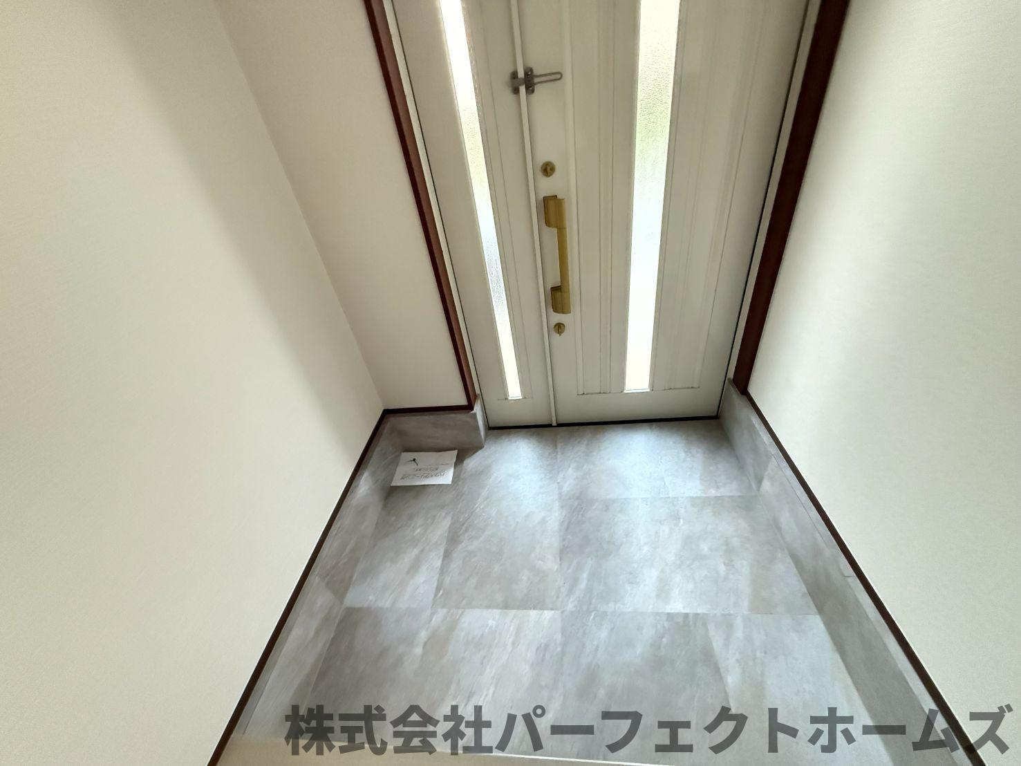 伊加賀西町戸建の玄関|明るい玄関です