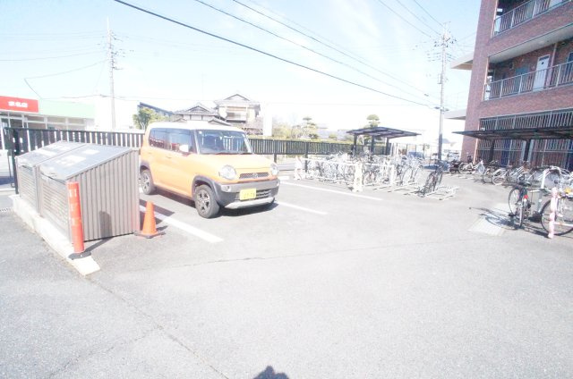 コーポニッコーの駐車場