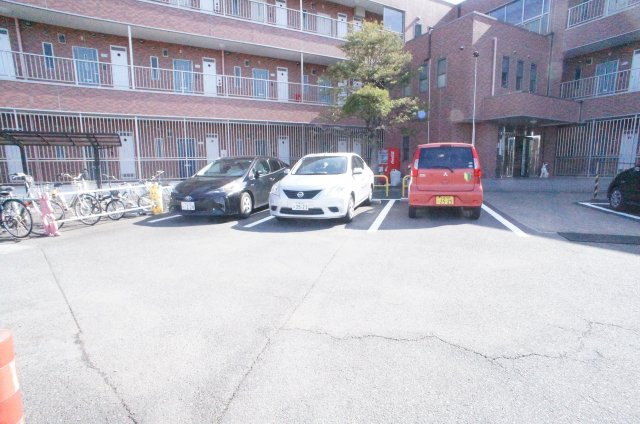 コーポニッコーの駐車場