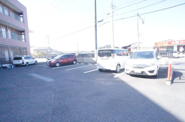 コーポニッコーの駐車場