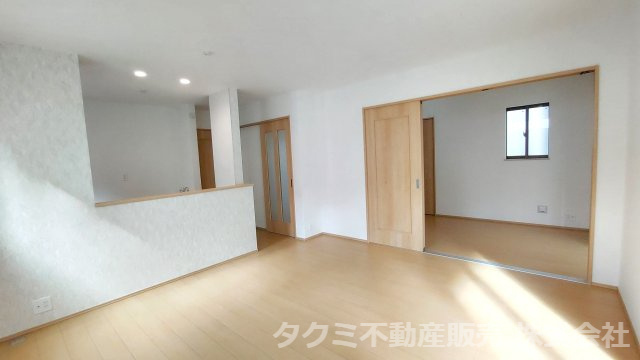 神戸市垂水区城が山　新築一戸建の居間・リビング|横の洋室をつなげるとゆとりのLDK１９帖に　用途に合わせて広く使うのもいいですね♪