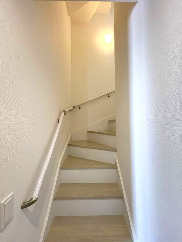 【内装】 | 大野城市雑餉隈町1丁目1期　1号棟（全1棟）【仲介手数料無料・0円】 | 現地写真。2階へ上がる階段です。手摺もついて安全ですね。