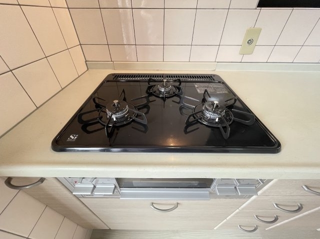 京都府京都市伏見区羽束師志水町225-8のキッチン|料理効率の良い三口コンロ付き！