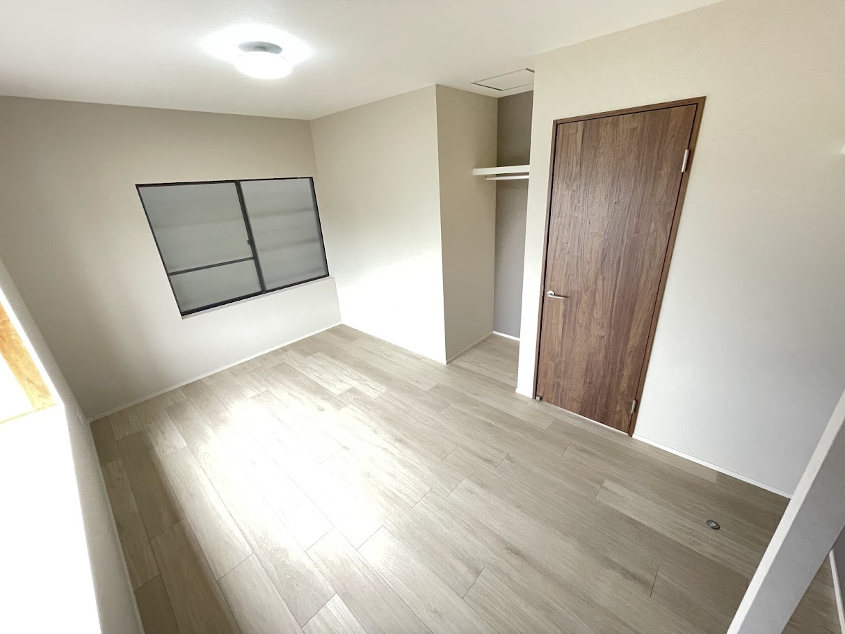 京都府京都市伏見区羽束師志水町225-8の洋室|3階東側6帖洋室
2面採光で明るいお部屋