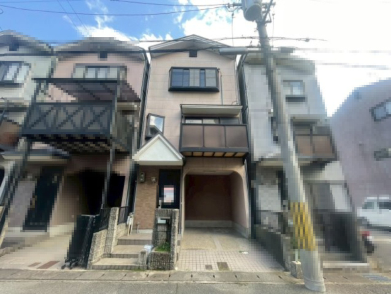 京都府京都市伏見区羽束師志水町225-8の外観|三階建
ビルトインタイプの駐車場あり！