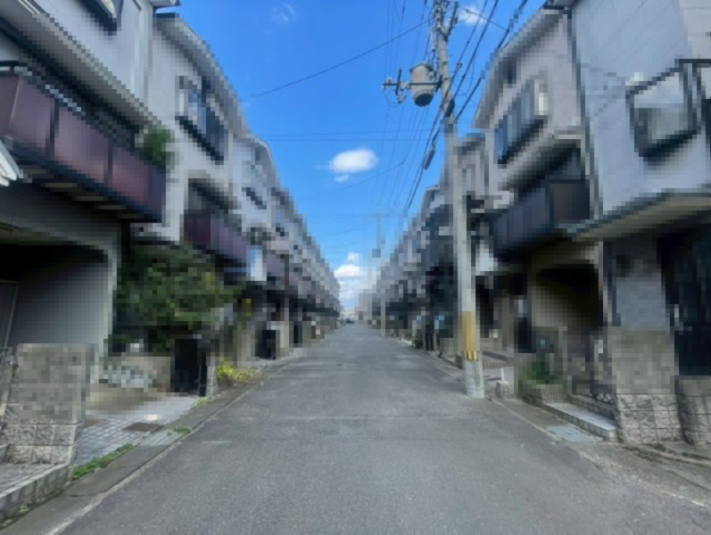 京都府京都市伏見区羽束師志水町225-8の前面道路含む現地写真|幅員：約6ｍ
お車の駐車も楽々です(^^）