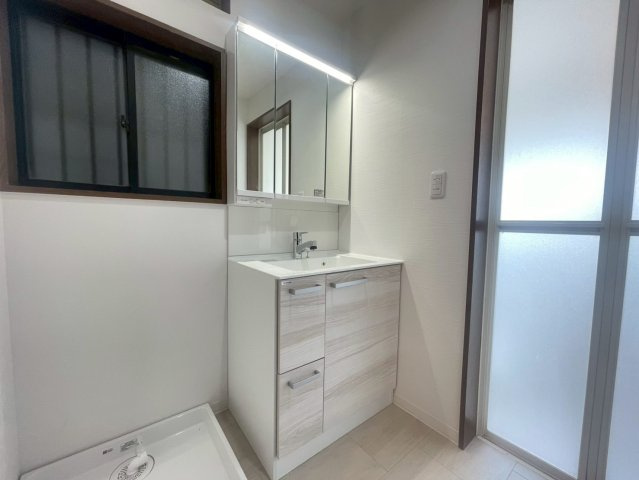 京都府京都市伏見区羽束師志水町225-8の洗面所|洗面台横に洗濯機置場があり、家事動線バッチリです！