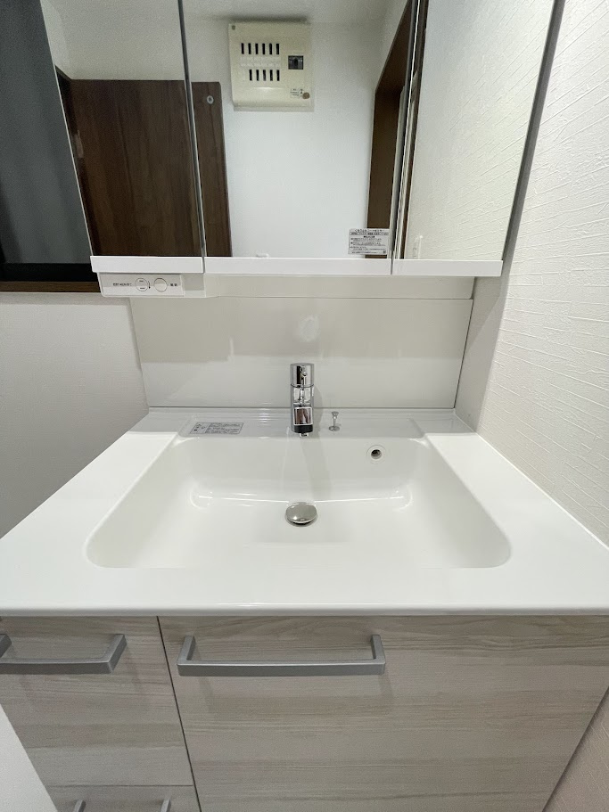 京都府京都市伏見区羽束師志水町225-8の独立洗面台|三面鏡付洗面化粧台！
収納もたっぷりで安心です(^^♪