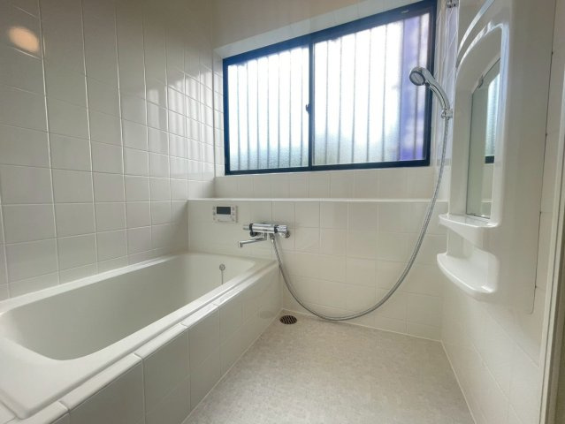 京都府京都市伏見区羽束師志水町225-8の浴室|ホワイト基調で明るく、外からの採光がある浴室空間！
