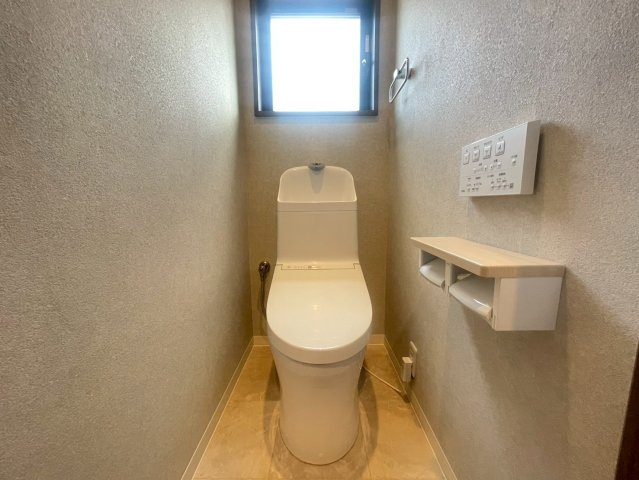 京都府京都市伏見区羽束師志水町225-8のトイレ|2階トイレ
温水洗浄便座付きトイレ