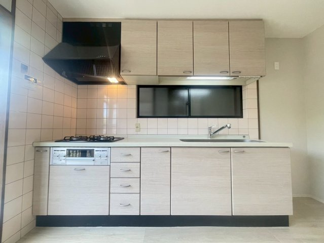 京都府京都市伏見区羽束師志水町225-8のキッチン|3口コンロ付きシステムキッチンです。
収納もたっぷりで使いやすくなっております。