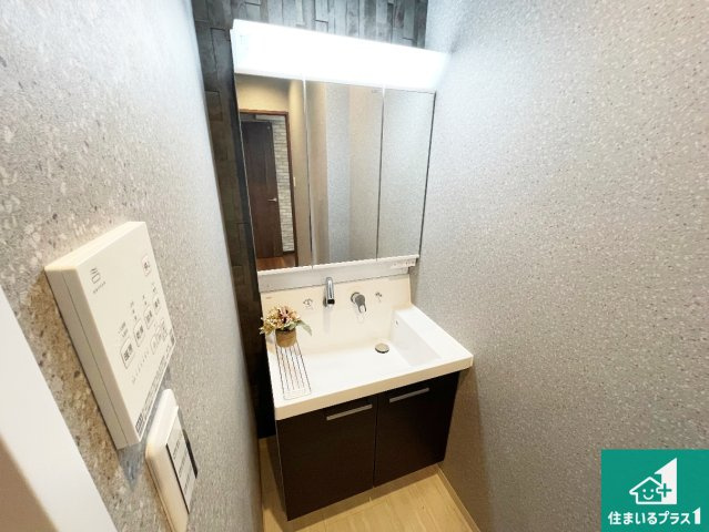 神戸市西区桜が丘中町　中古一戸建ての独立洗面台|清潔感のある洗面台です。フラットな鏡は掃除がしやすく毎日清潔！鏡裏には収納があるのでスッキリとした洗面台が保てます。