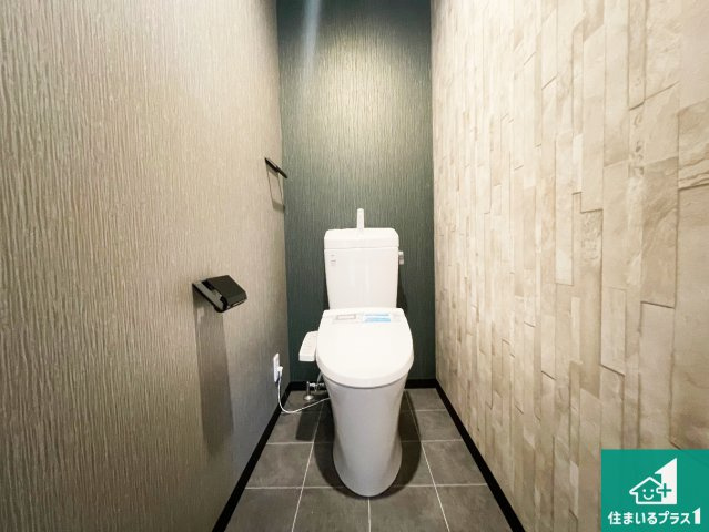 神戸市西区桜が丘中町　中古一戸建てのトイレ|1・2階の2ヶ所にあるので、朝の忙しい時間の順番待ちもなく、深夜の利用にも大変便利です。