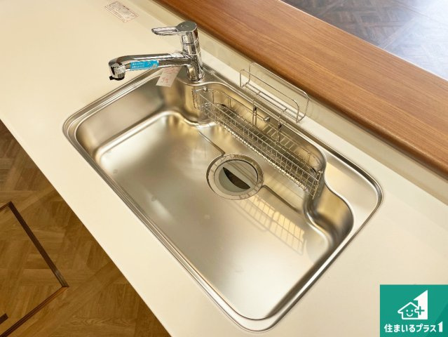 神戸市西区桜が丘中町　中古一戸建ての設備|蛇口の先端に浄水器を内蔵しています！原水と浄水、お湯と冷水、シャワーの切替えがワンタッチなので用途によって使い分けられます。