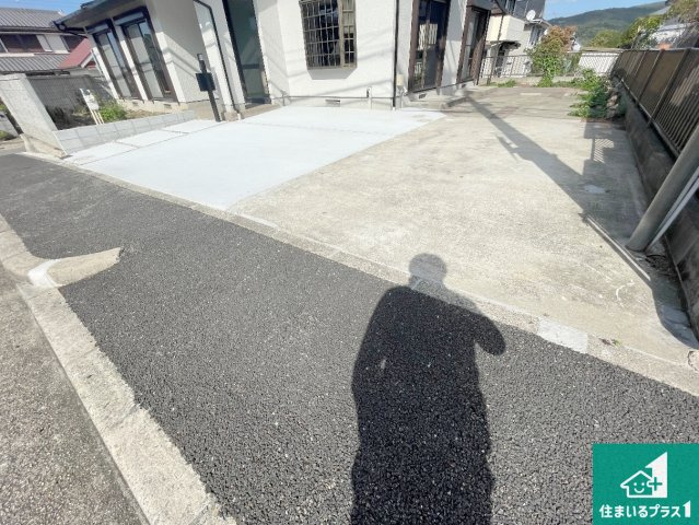 神戸市西区桜が丘中町　中古一戸建ての駐車場|５台分の駐車スペース有り！急な来客でも安心です！
