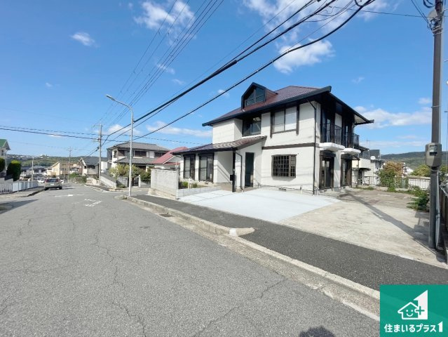 神戸市西区桜が丘中町　中古一戸建ての前面道路含む現地写真|周辺は閑静な住宅街！前面道路広々で車の出し入れも便利です。駐車が苦手な方でも安心して車庫入れできます！