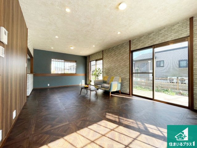 神戸市西区桜が丘中町　中古一戸建ての居間・リビング|日当たり良好の明るいリビングで朝の目覚めもスッキリできそう！対面キッチンでご家族のコミュニケーションも自然と増える設計！小さなお子様が遊ぶスペースを作っても広々とくつろげるLDK！