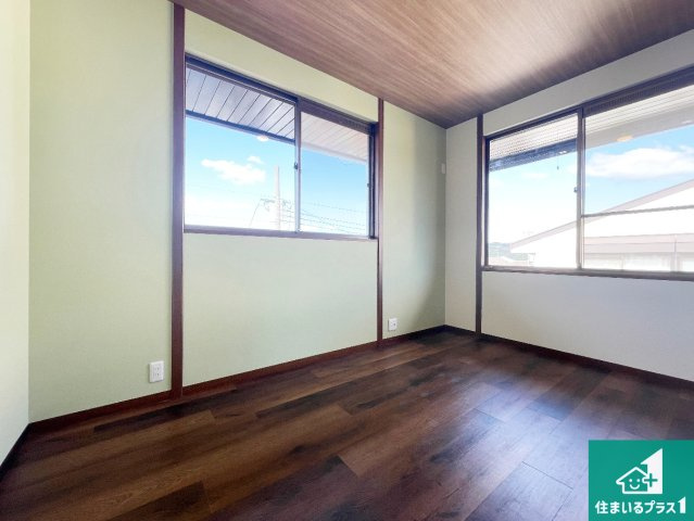 神戸市西区桜が丘中町　中古一戸建ての洋室|シンプルな洋室は、自分好みのインテリアが楽しめます♪ご家族とインテリアや家具を選びに行くのは新築購入時の醍醐味の一つです。ぜひお楽しみください♪