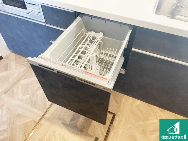 神戸市西区桜が丘中町　中古一戸建ての設備|食事後の一仕事、食器洗いをボタン一つでお任せできちゃいます！場所を取らないビルトイン式なので、お料理スペースもしっかり確保！