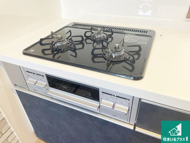 神戸市西区桜が丘中町　中古一戸建ての設備|ダブル高火力Ｓｉセンサー付きコンロ！３口あるので、まとめて料理をする時も大活躍！